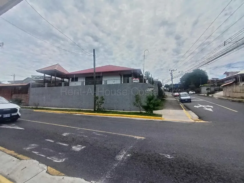 Venta de Casa Esquinera en Mercedes de Heredia. 26-2075