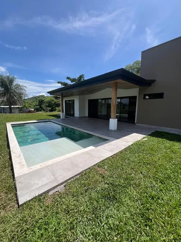 Casa Nueva Moderna con Vistas Panorámicas en Exclusivo Residencial Privado