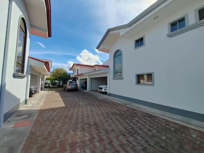 HOUSE FOR SALE in Secure Gated Community with Private Patio – Santa Ana, Pozos