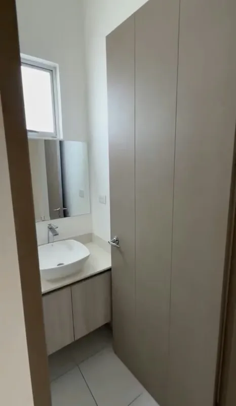 Hermosa casa esquinera en condominio, con entrada lateral independiente, ubicada en una de ... — photo 2