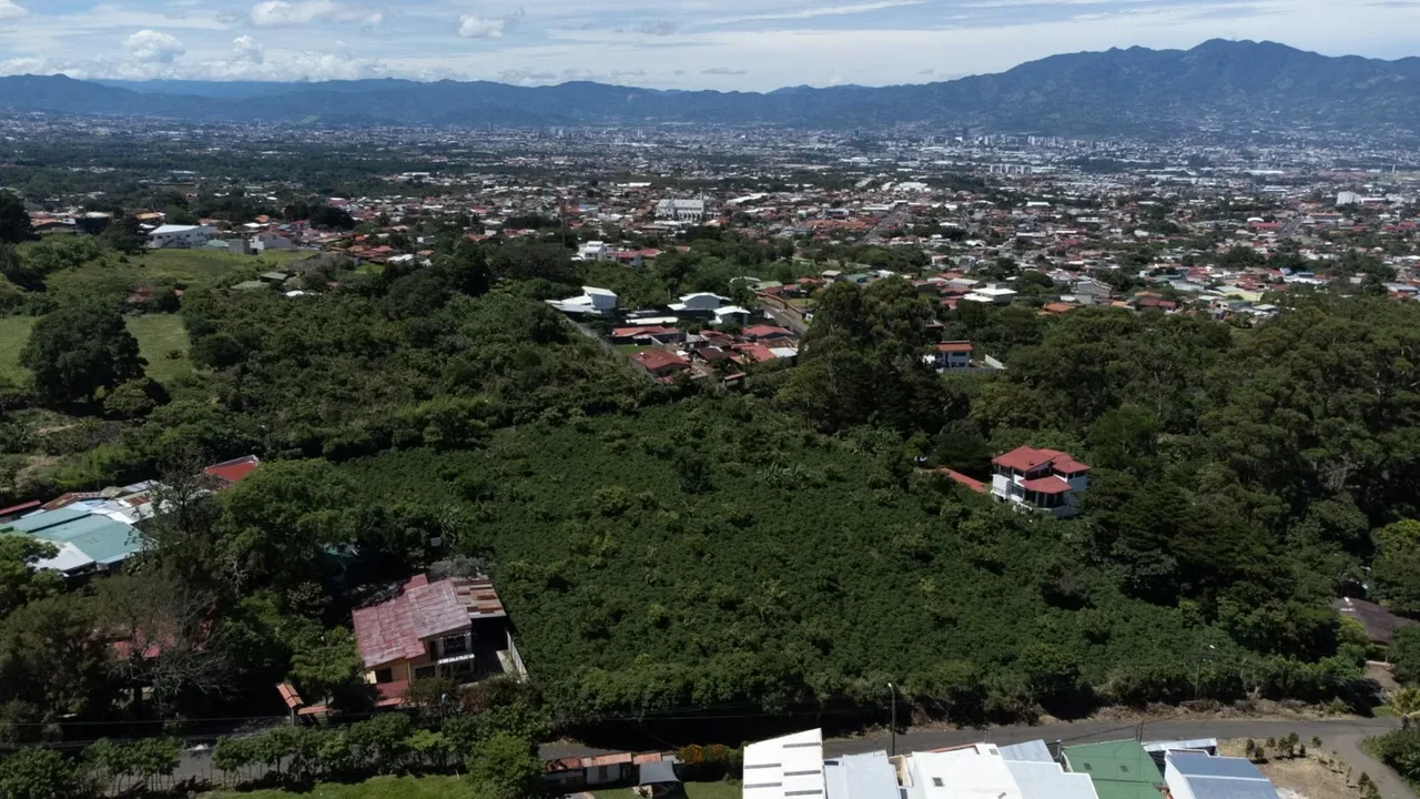 Oportunidad única de adquirir uno de estos 3 amplios lotes de 1.300 m² aprox cada uno, ubicados en San Rafael de Heredia, una de las zonas residenciales de mayor plusvalía y calidad ...