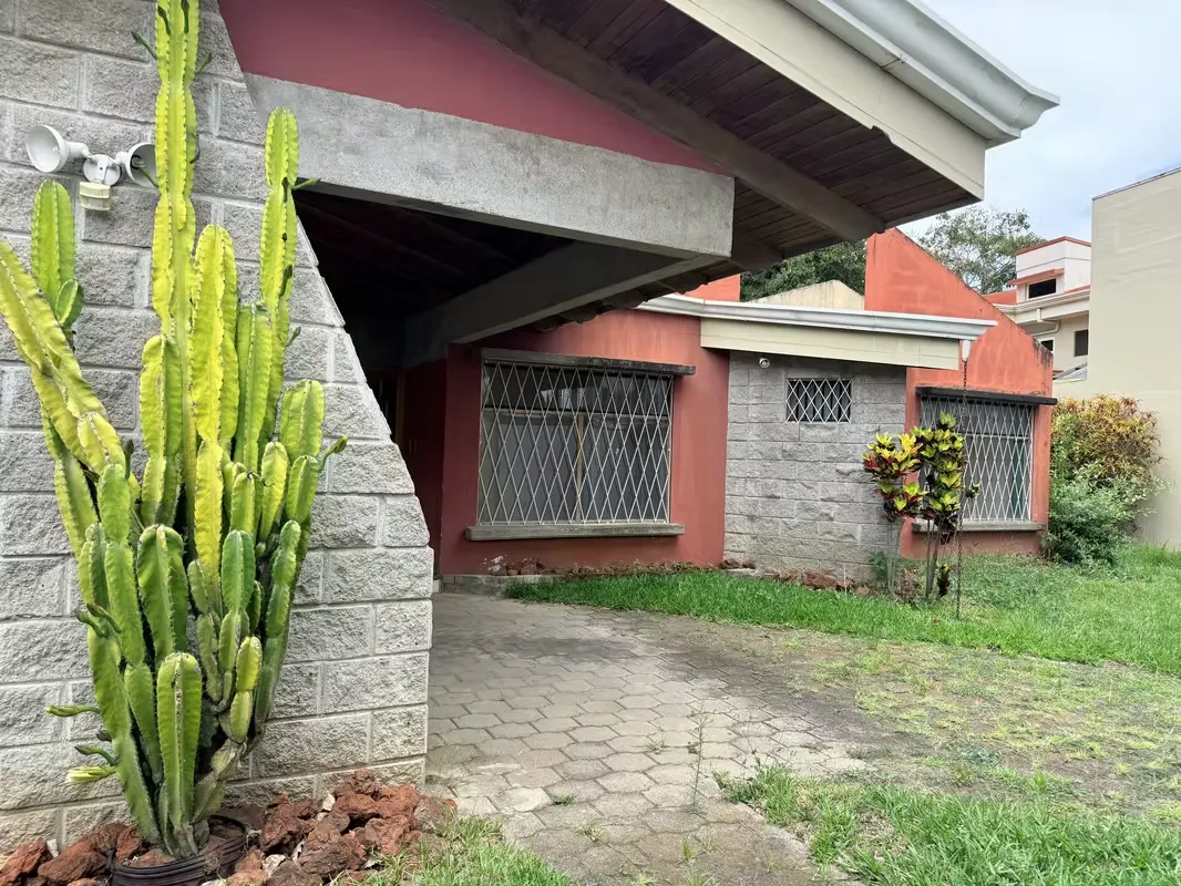 Se vende amplia casa de una planta (con desniveles/techos altos artesanales de madera) en una de las zonas más cotizadas y seguras de Escazú. Perfecta por su cercanía a centros ...