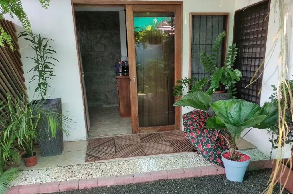 Furnished apartment, close to the old Monsignor Sanabria Hospital, close to Universidad Castro Carazo and Saint Lucia, including public services. Cel