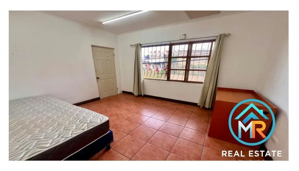 Alquiler de amplia habitación semi amueblada en Dent , San Prdro , Servicios incluidos