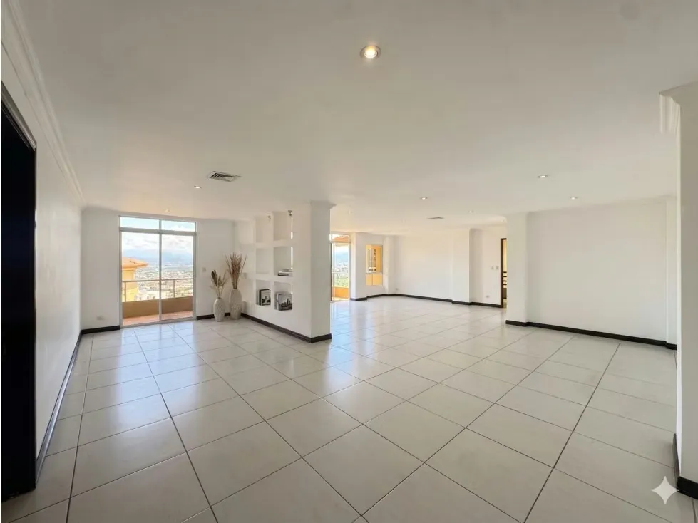 Descubra la comodidad y exclusividad de este amplio apartamento de dos niveles ubicado en el prestigioso Condominio Valle ...