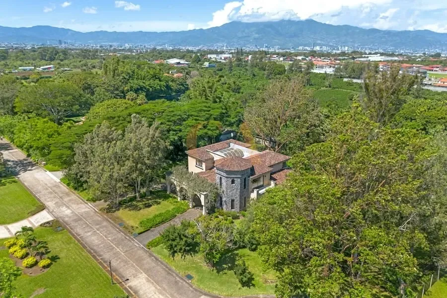 Exceptional villa of 660 m² with 3,438 m² of landscaped gardens – Santo Domingo de Heredia. — photo 4