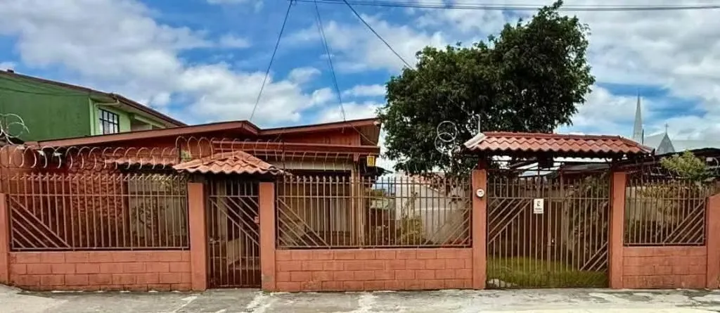 Se Vende Casa en San Rafael de Heredia Centro.