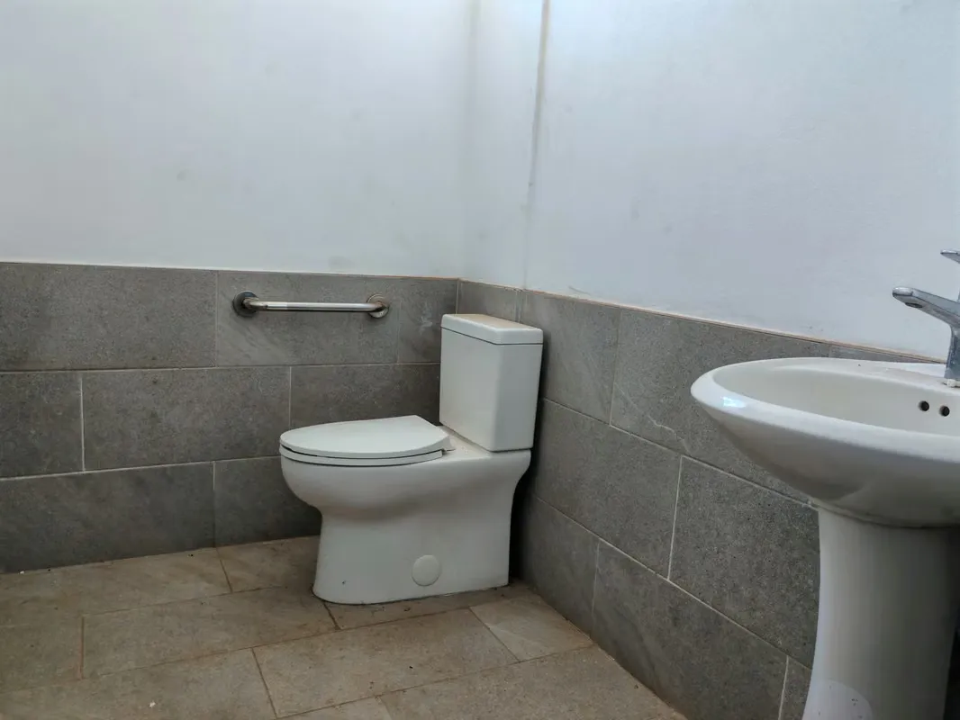 Bodega de uso comercial en oficentro en Guachipelín Norte, con seguridad 24/7. Son 220mt de construcción más 3 estacionamientos, distribuidos de la siguiente manera: — photo 2