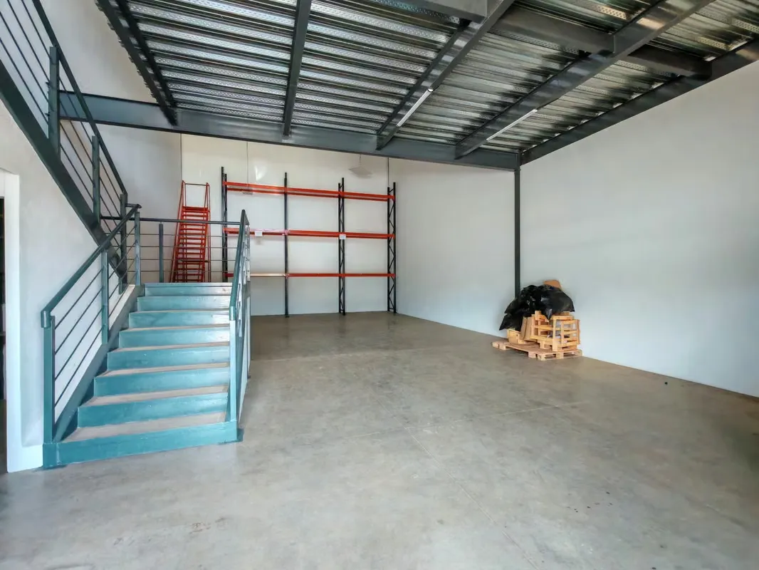 Bodega de uso comercial en oficentro en Guachipelín Norte, con seguridad 24/7. Son 220mt de construcción más 3 estacionamientos, distribuidos de la siguiente manera: — photo 3