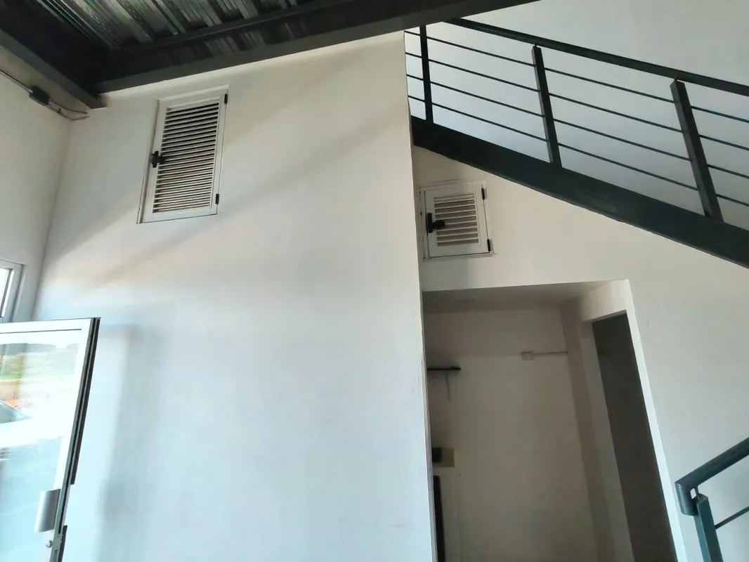 Bodega de uso comercial en oficentro en Guachipelín Norte, con seguridad 24/7. Son 220mt de construcción más 3 estacionamientos, distribuidos de la siguiente manera: — photo 4