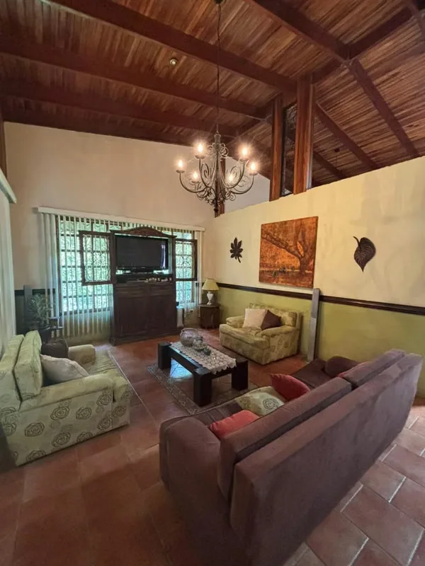 Venta de amplia Casa, Santa Barbara de Heredia
