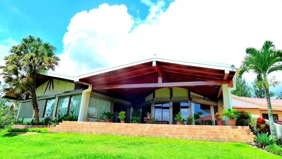 CASA DE 800 M2 DE UN NIVEL Y 11.029 M2 LOTE Y PISCINA EN SANTA ANA