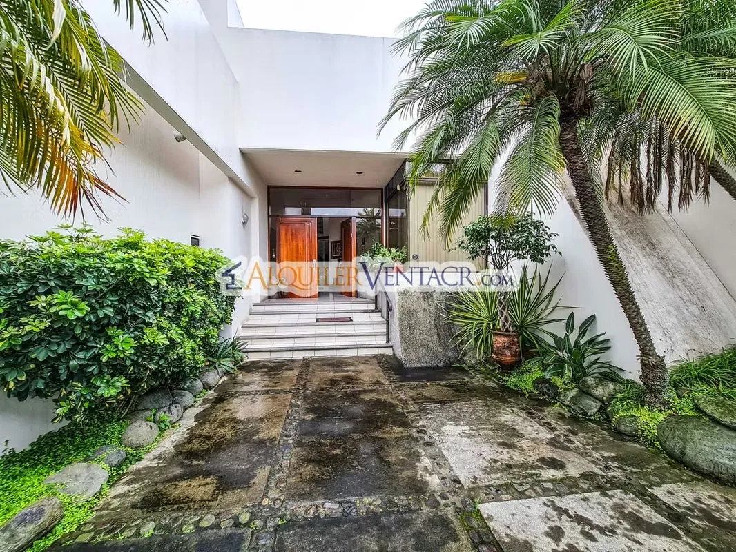 CASA DE UN NIVEL DE 640 M2 Y 625 M2 DE LOTE TREJOS MONTEALEGRE ESCAZU