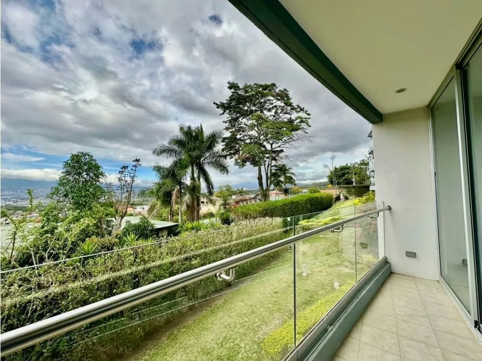 Desarrollo eco-urbanístico ubicado en un terreno montañoso de 23.000 m² rodeado de abundante flora y naturaleza. El proyecto conserva árboles centenarios, senderos pintorescos y un ...