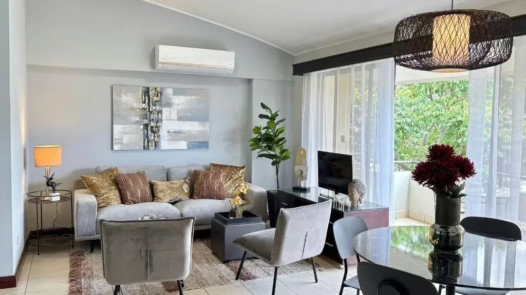 Furnished 1-bedroom apartment for rent. Santa Ana Centro. Available July 3rd.