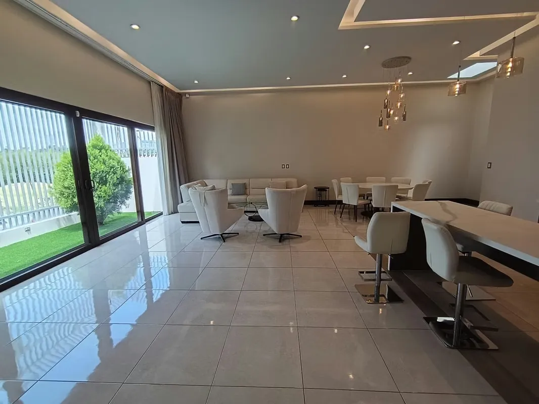 Rohrmoser, La Geroma, L. Blanca, nueva-lujosa-amplia 280m2, 3 hab, A/C, 3 baños, sala TV, patio.