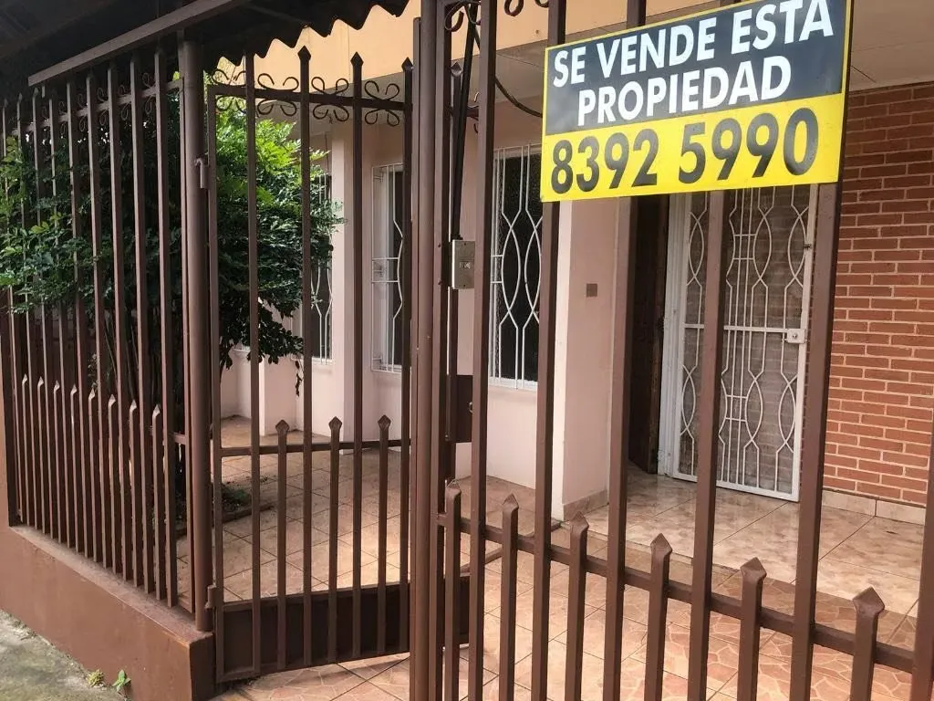 A solo 150 m de la Iglesia Las Mercedes, esta amplia casa de una planta cuenta con 3 dormitorios, sala de TV, cocina, jardín trasero y cochera.