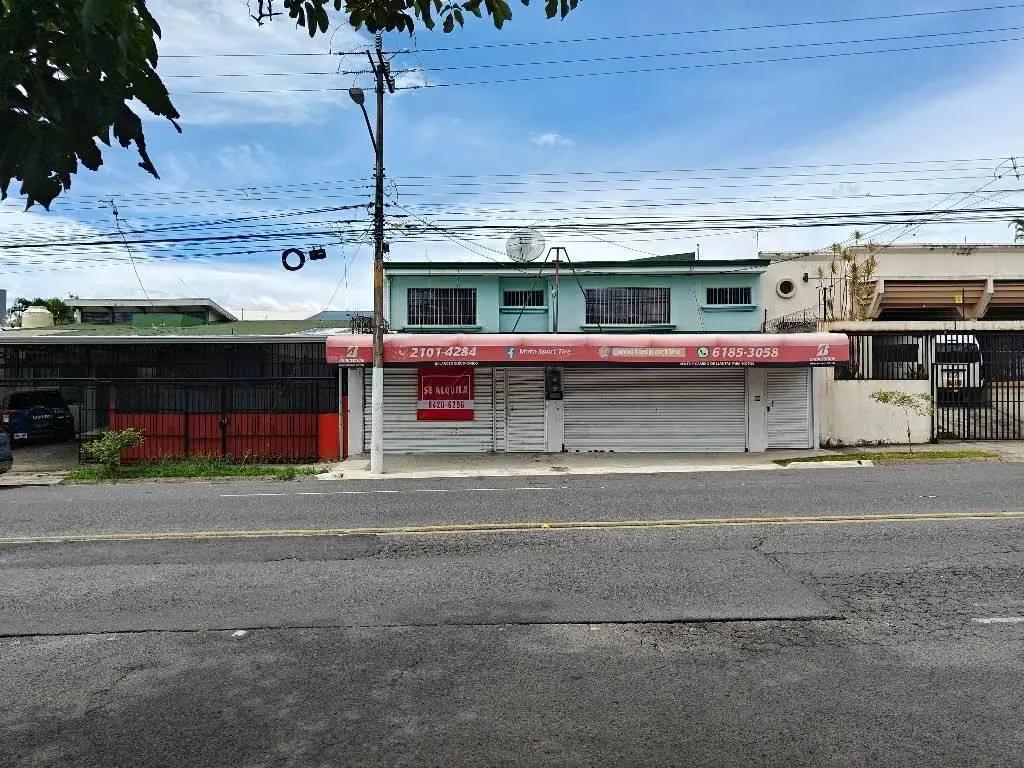 Local comercial de 130 m2 con dos baños, una ducha y una bodega subterránea. Frente al Laboratorio se ciencia y tecnología Frankling Chang Díaz. Calle muy transitada, zona segura, ...