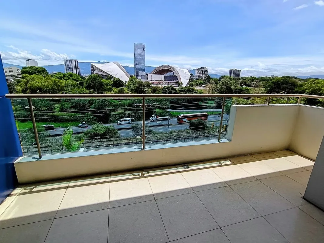 Alquilo hermoso y amplio apto (tipo casa) contemporáneo en torre exclusiva en Sabana Sur con vista espectacular de 270°, muy céntrico, ubicación privilegiada con conexión a las ...