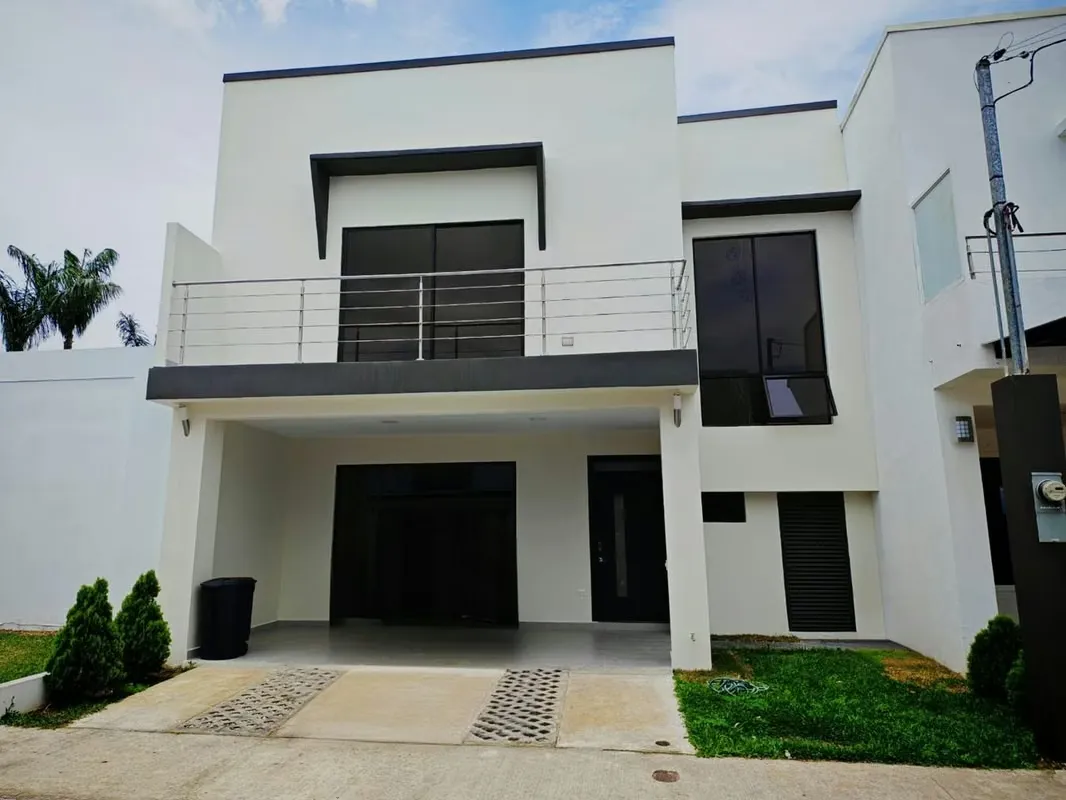 *Venta de Casa de Lujo en Condominio Tipo Resort en Tres Ríos
