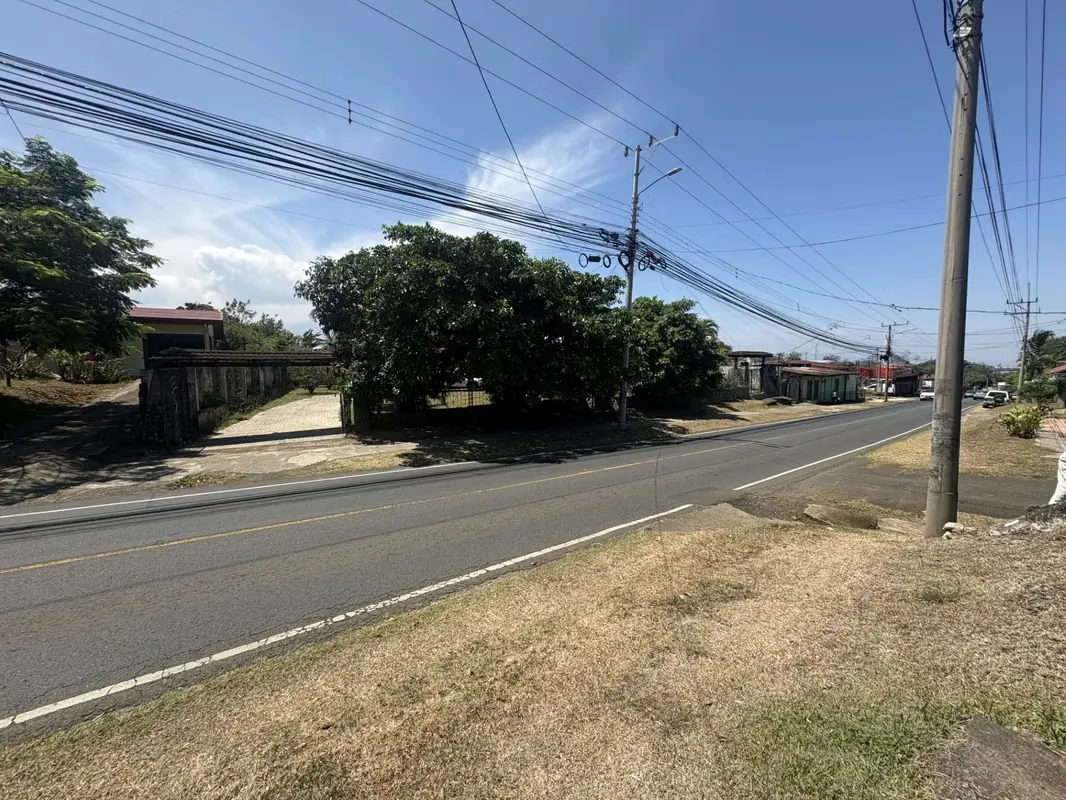 This property is an excellent option for remodeling and living, or for developing apartments.