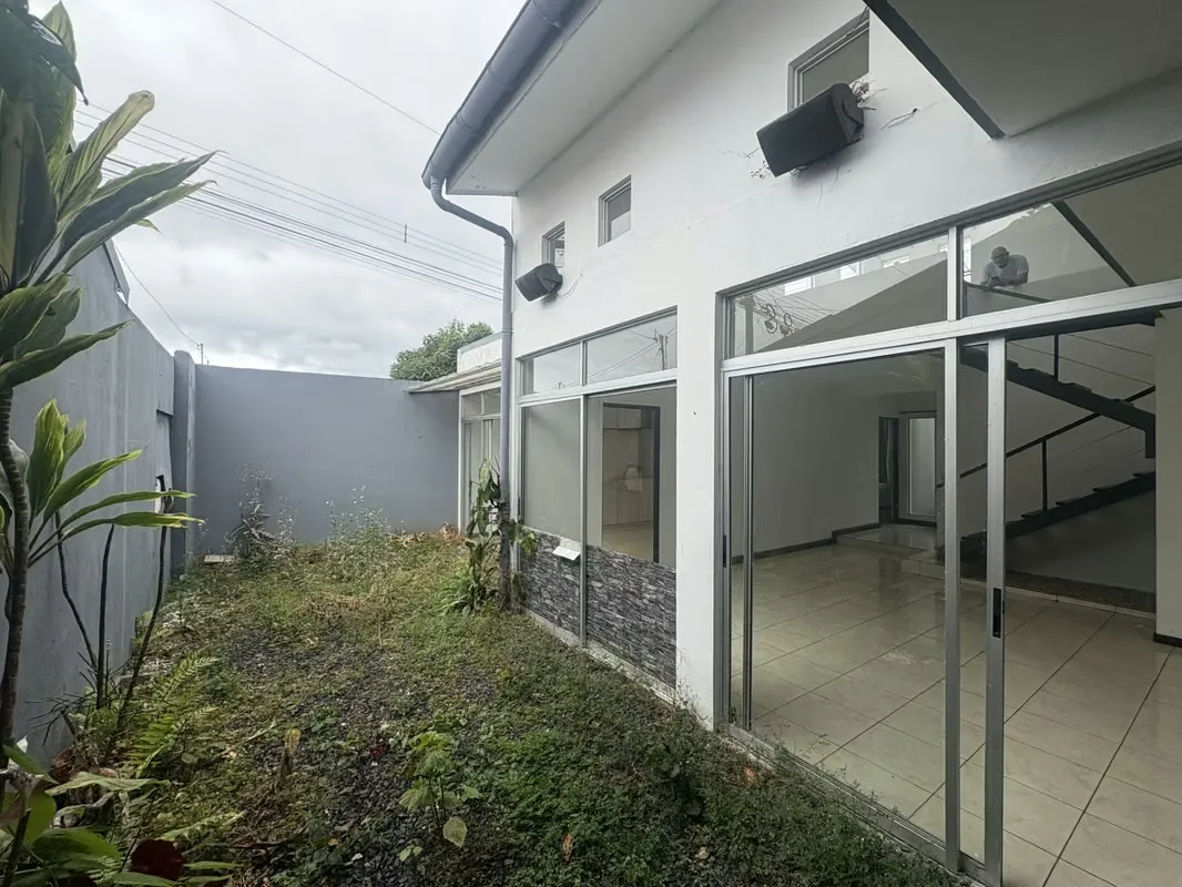Ubicada en una de las zonas residenciales más tranquilas y cotizadas del Este de San José, esta propiedad de 230m² de construcción ...