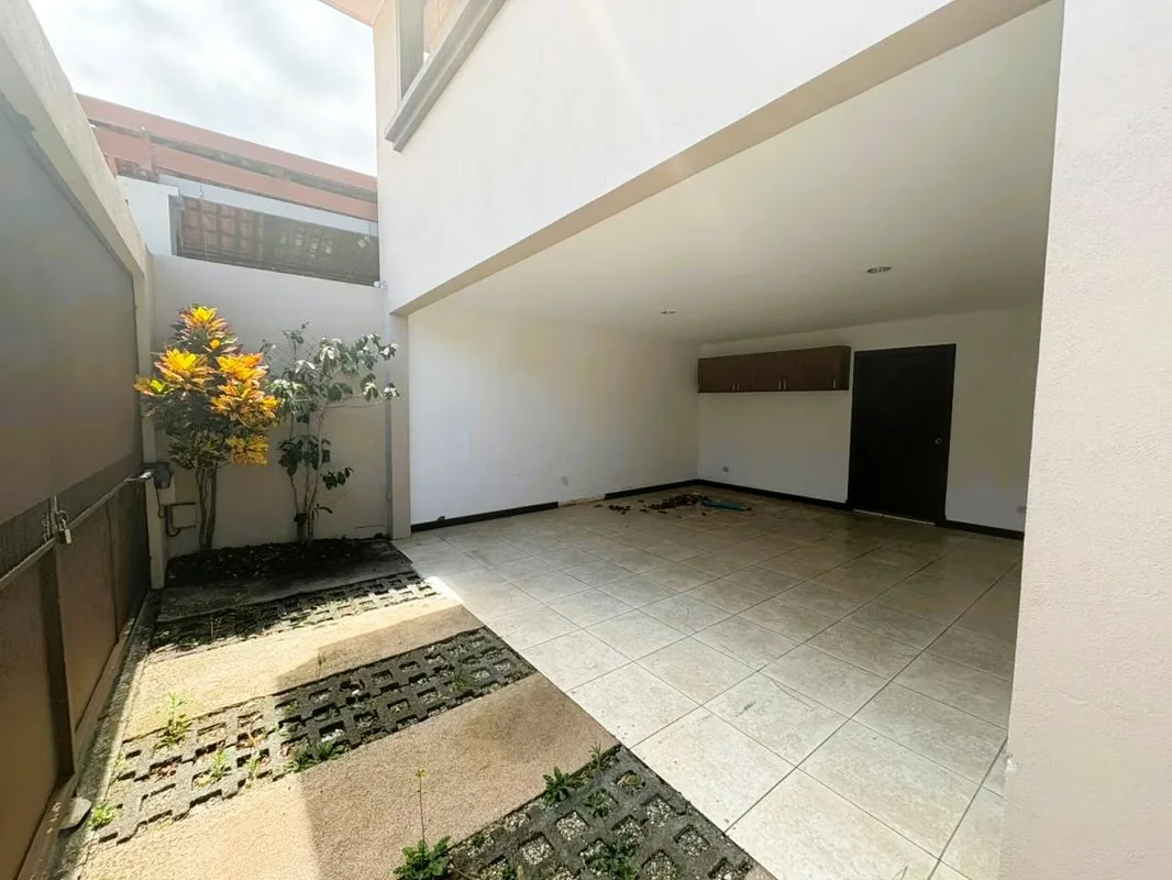 Ubicada en una de las zonas residenciales más exclusivas de Santo Domingo de Heredia, esta propiedad ofrece un ... — photo 2
