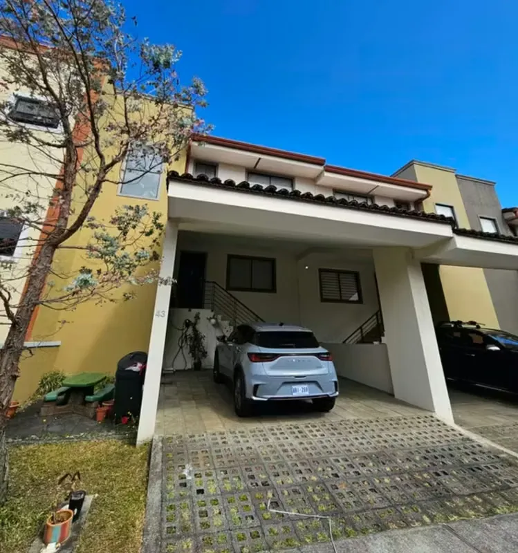 Descubra esta moderna y versátil casa ubicada en el exclusivo Condominio Río Claro, en una de las zonas con mayor crecimiento y plusvalía ...