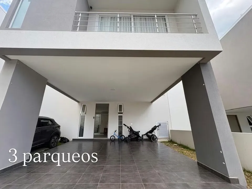 **Venta de Moderna Casa en Condominio Nasara, Piedades de Santa Ana**