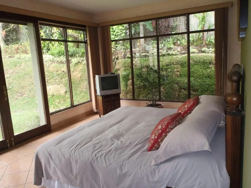 Spacious room for rent in Guachipelín de Escazú