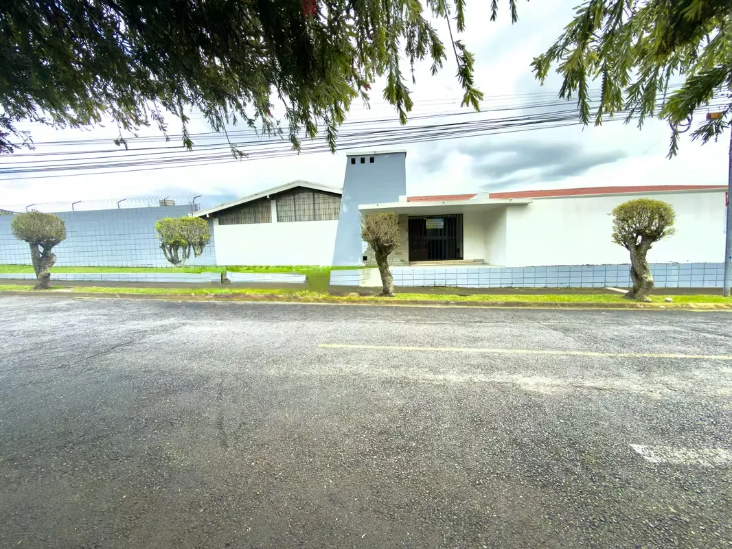 Casa Esquinera de una planta en San Francisco de Dos Rios (AD)