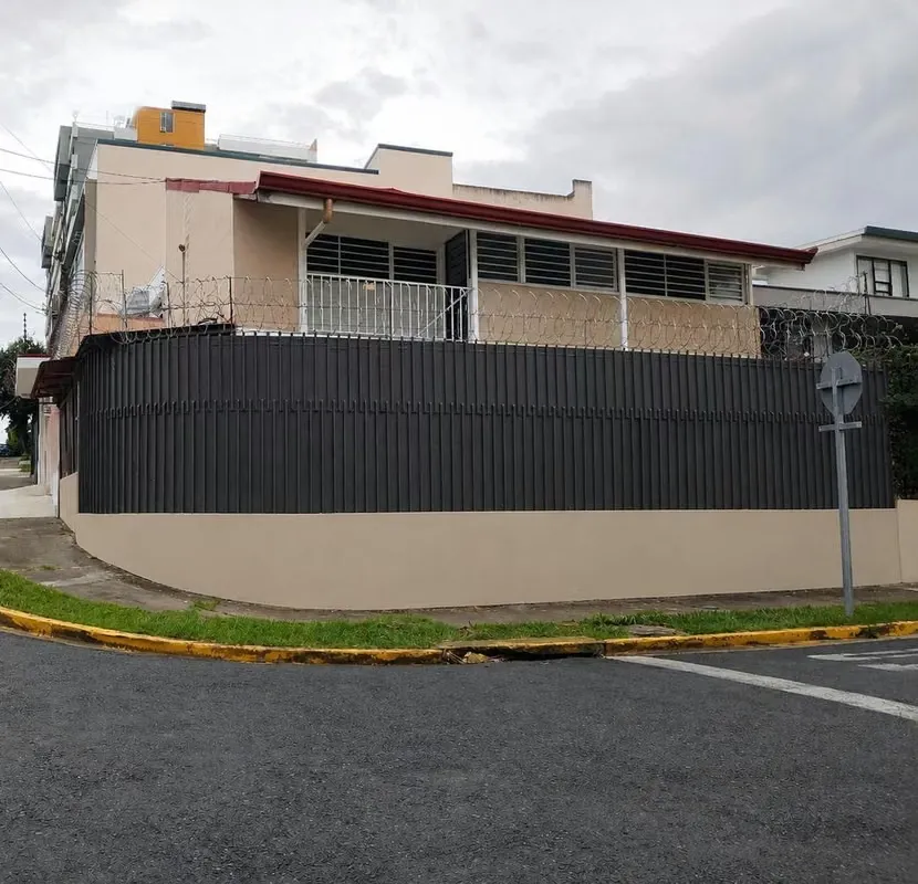 Se vende casa esquinera en Sabana Sur, una excelente oportunidad por su ubicación estratégica. ...