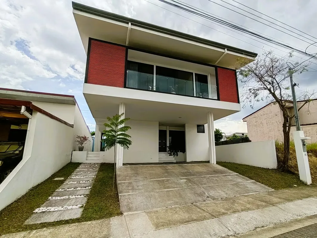 *Se vende moderna casa en Condominio Montezuma, Grecia.