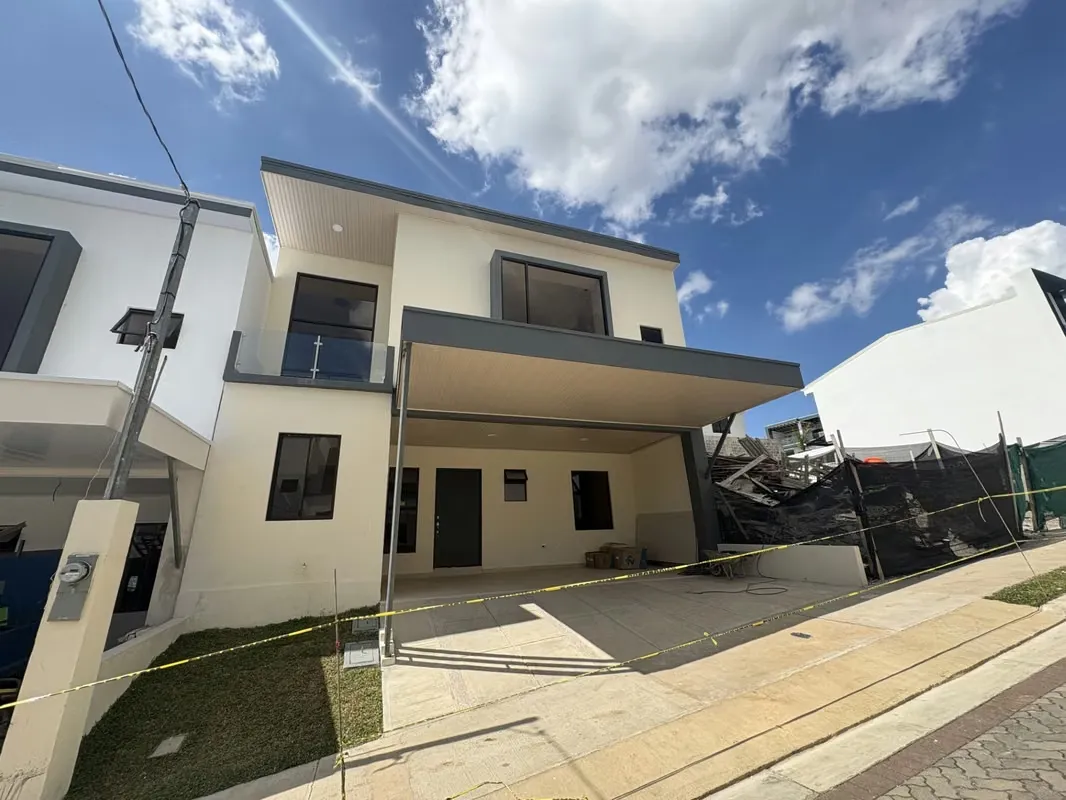 *Venta de casa de 4 habitaciones en condominio en Tres Rios.