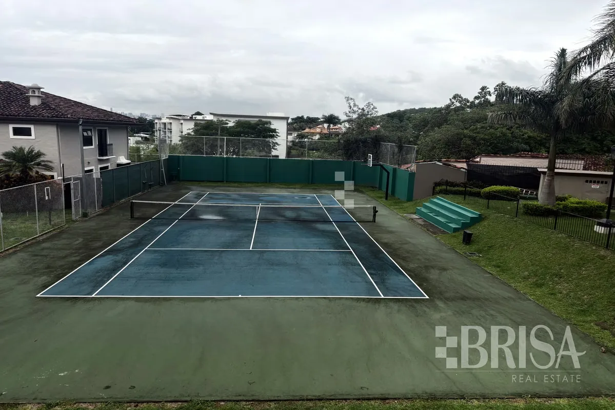 250 m² of construction on a 381 m² lot. Spacious living and dining areas with access to a private terrace and garden. Separate kitchen, laundry area, maid’s quarters with full ... — photo 2