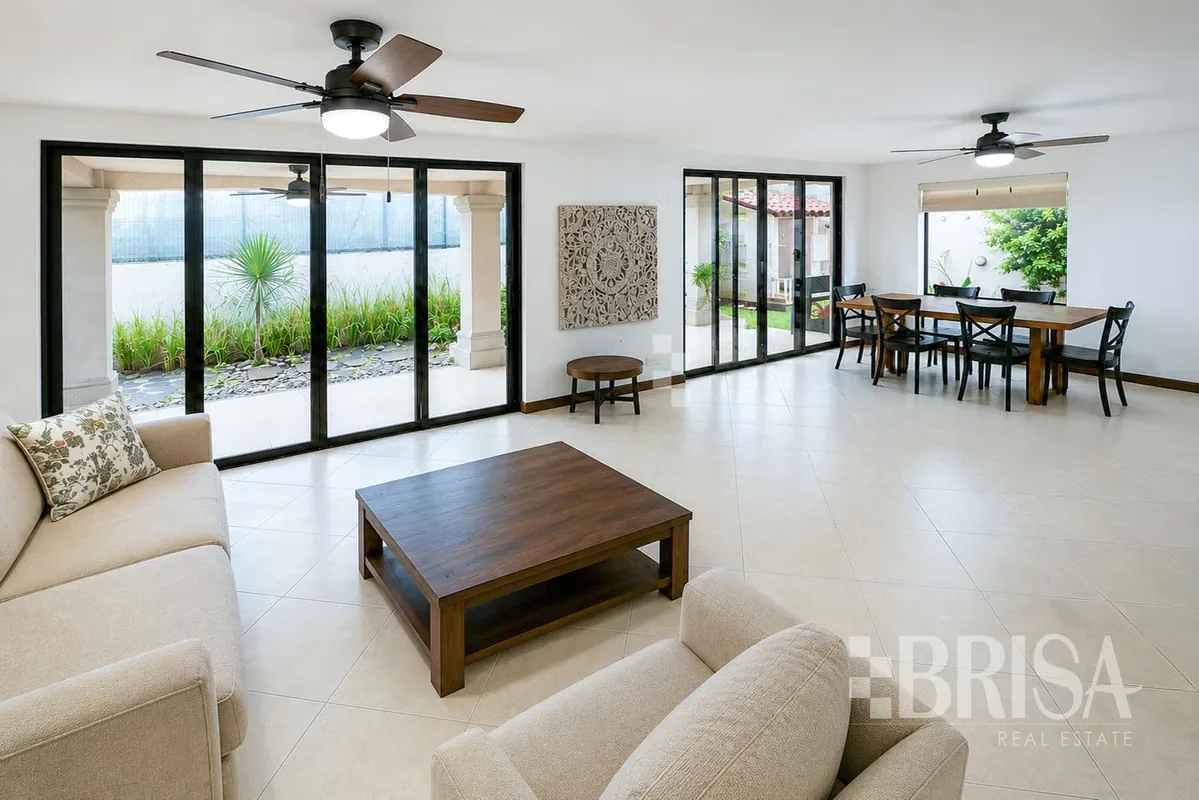 250 m² of construction on a 381 m² lot. Spacious living and dining areas with access to a private terrace and garden. Separate kitchen, laundry area, maid’s quarters with full ... — photo 3