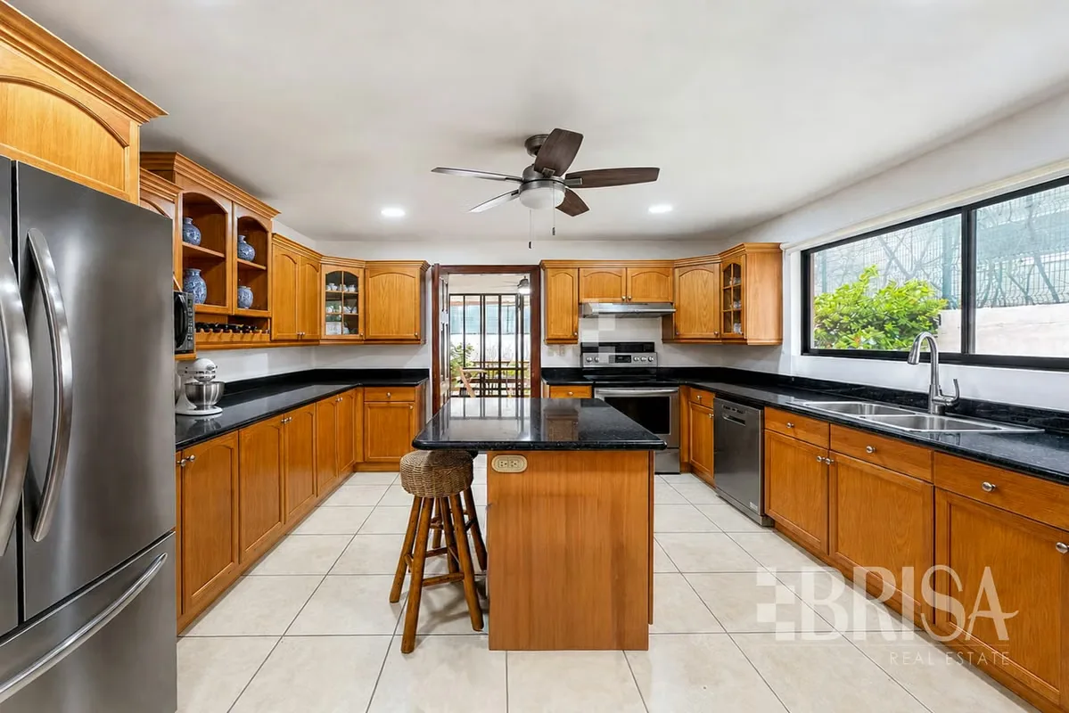 250 m² of construction on a 381 m² lot. Spacious living and dining areas with access to a private terrace and garden. Separate kitchen, laundry area, maid’s quarters with full ... — photo 4