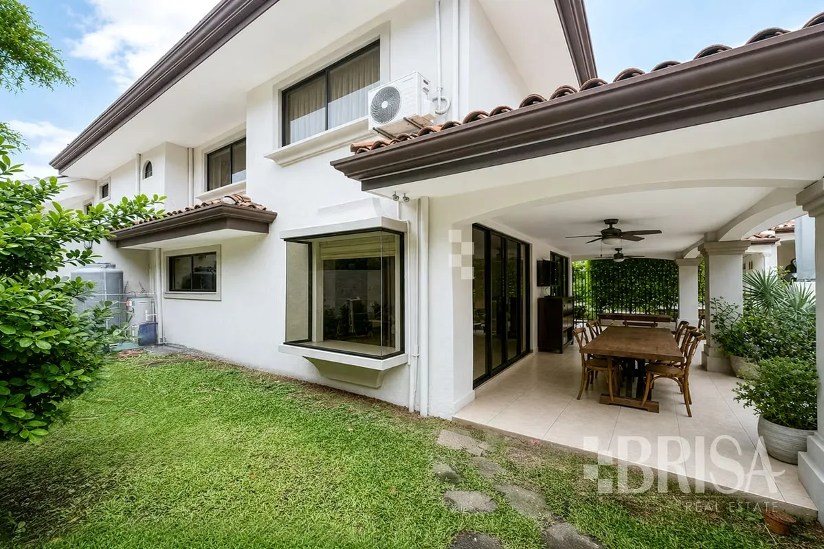 250 m² of construction on a 381 m² lot. Spacious living and dining areas with access to a private terrace and garden. Separate kitchen, laundry area, maid’s quarters with full ... — photo 5