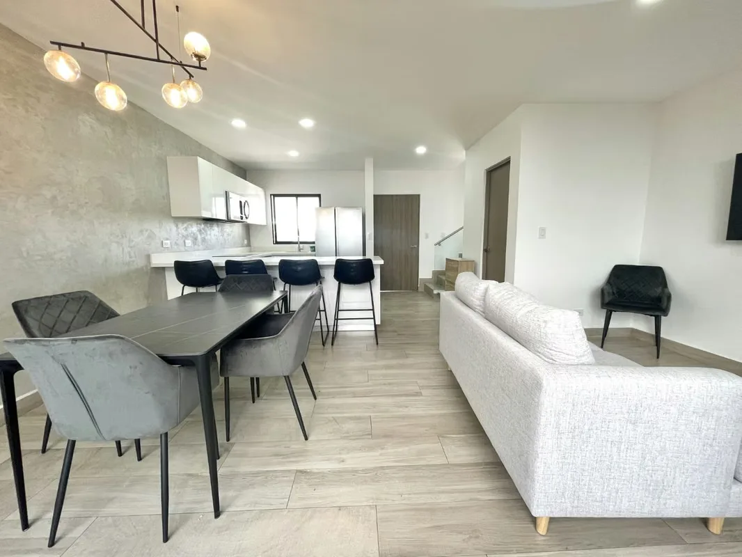 Alquiler de casa en condominio, ubicado en Santa Ana, límite con Guachipelín, con acceso cercano a supermercados, colegios, centros comerciales y corporativos.