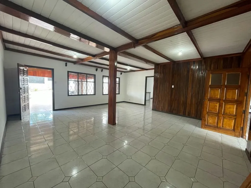 Casa de una planta y Apartamento en Escazú, San José