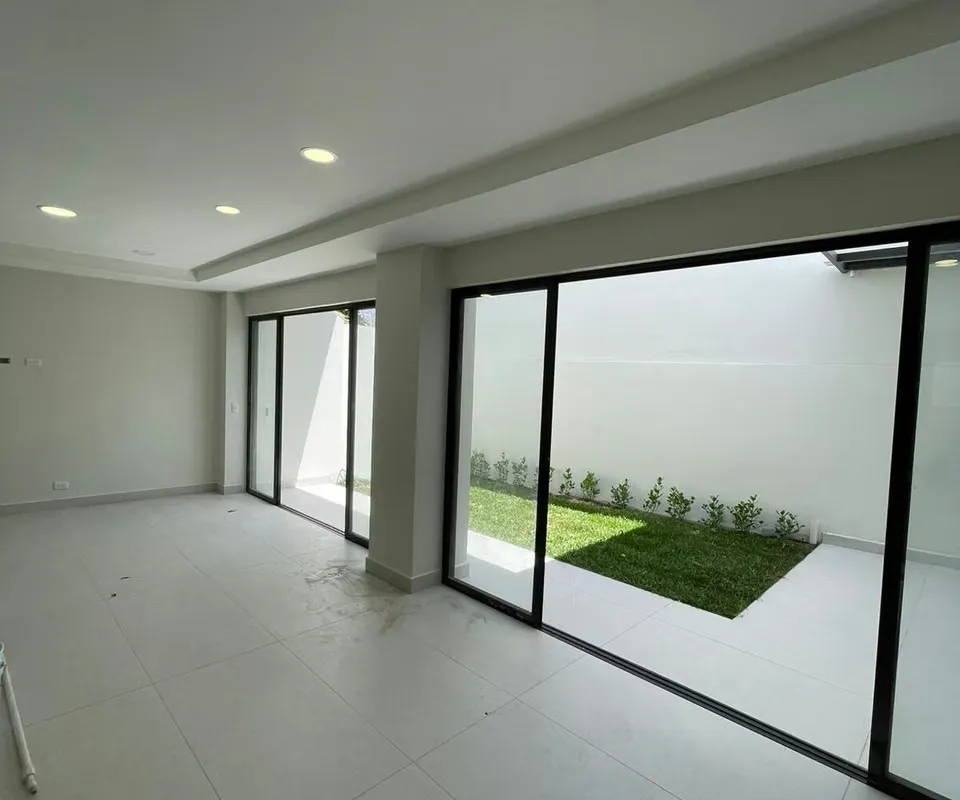 La Nunciatura, preciosa-remodelada 100%-amplia, 4 hab, 3.5 baños, terraza, sala TV, patio.