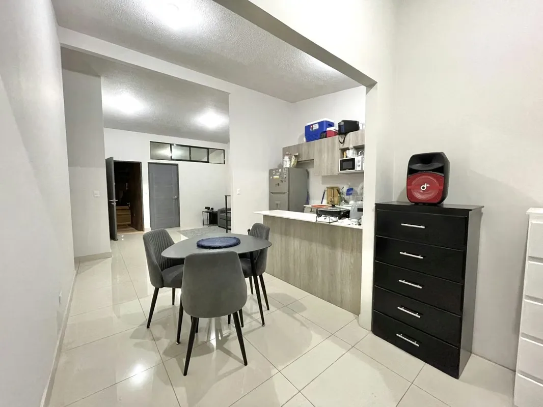 Alquiler casa de una planta, en condominio con amenidades, ubicado en Lindora, Santa Ana. Con acceso cercano a centros comerciales y corporativos, supermercados, restaurantes y ...