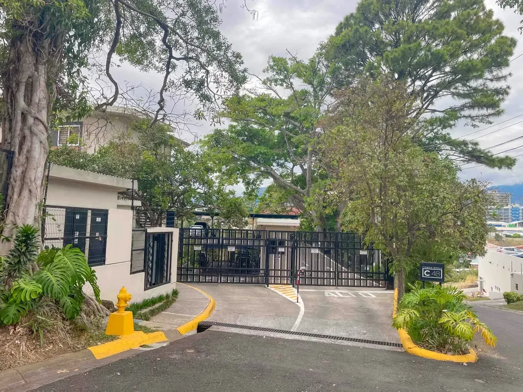 Experience the perfect blend of comfort and convenience in this strategically located apartment. Situated with immediate access to Circunvalación, La Sabana, and Uruca, this home is ... — photo 2