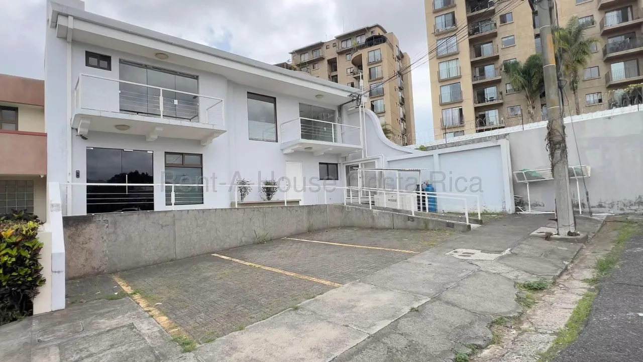 HA Se Vende Estratégica Propiedad Comercial / Residencial con Capacidad para más de 40 Estaciones de Trabajo #26-2148