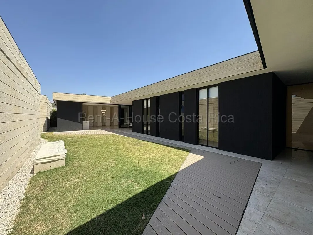 Casa de Lujo de una Planta en Alquiler Santa Ana Lindora