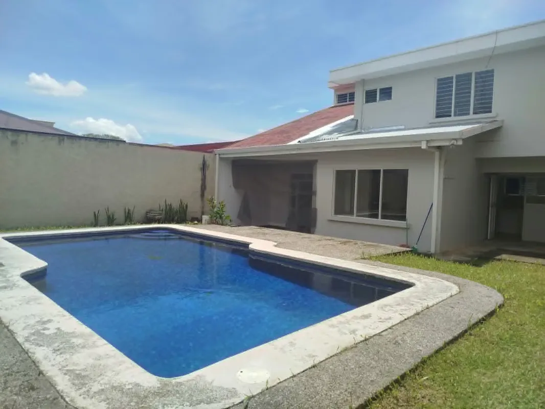 House for sale with pool and green area in Rohrmoser/Geroma $340,000