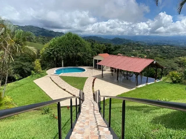 Asombrante Casa Estilo Colonial en Finca con casita y caballeriza o bodega grande
