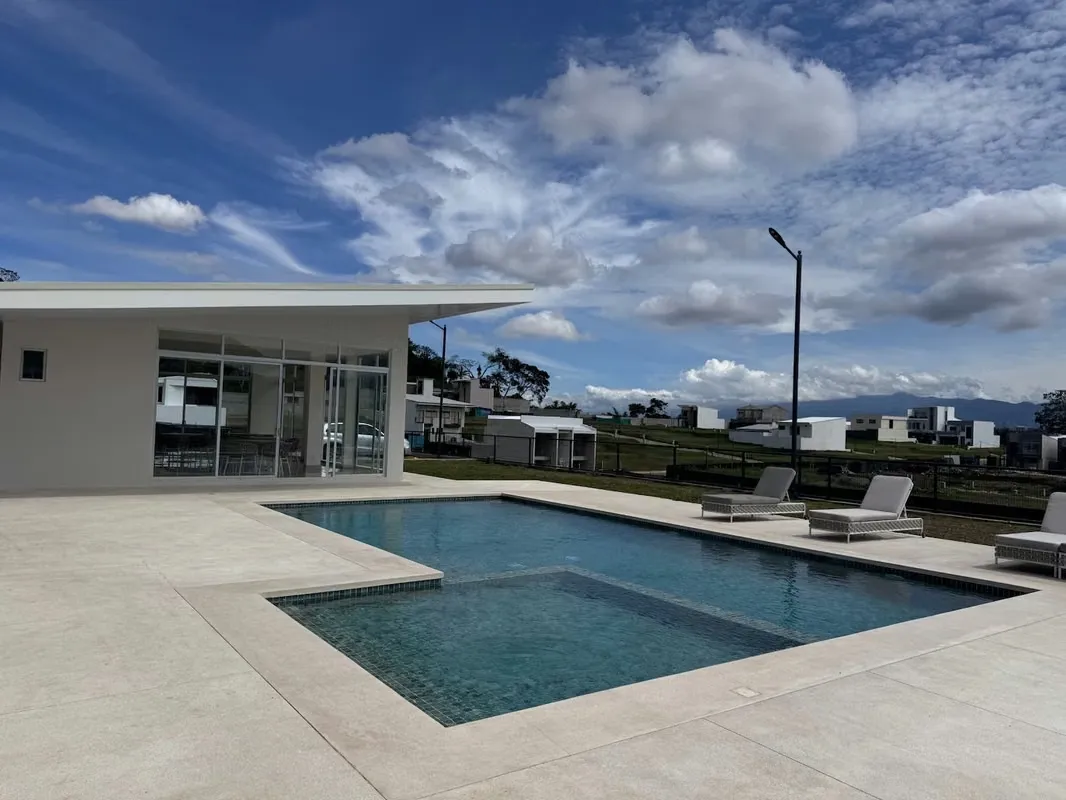 Plano y hermoso lote en condominio Ayarco 385, condominio con extraordinarias amenidades en ubicación muy cercana a las principales zonas comerciales y los principales ...