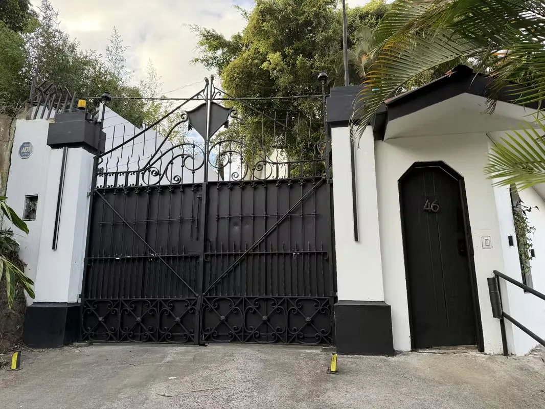 Located in San Rafael de Escazú, a prime area just 5 minutes from everything. This bright and inviting apartment features large windows that flood the space with ...