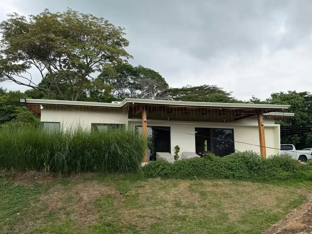 Esta elegante casa se encuentra en la campiña de Atenas, a solo 3 minutos de la carretera 27 (este-oeste) y a 5 minutos del centro de Atenas. Terminada en 2025, la casa está ubicada ...